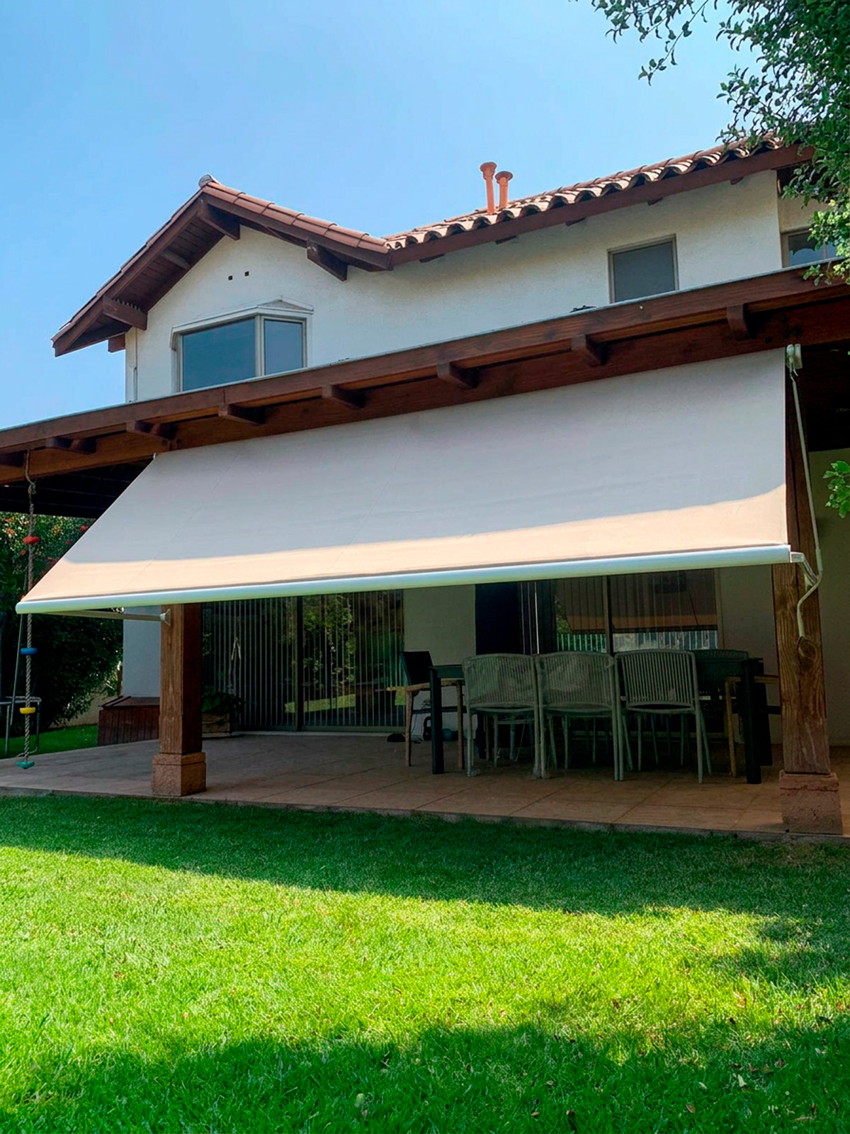 Toldo pivotante instalado en terraza